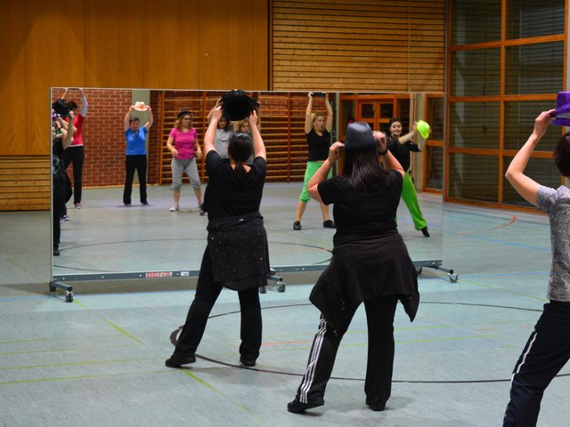 Frauen tanzen in einer Halle