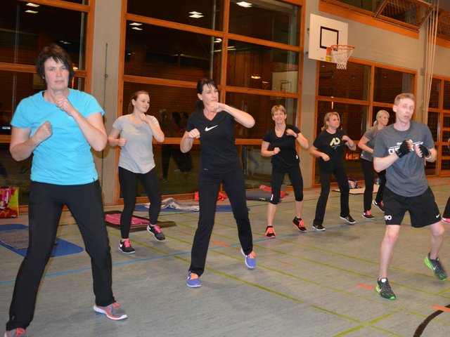 Taebo Gruppe beim üben in der Halle